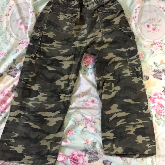 Camouflage style pants with multiple pockets - Picture 3 of 4